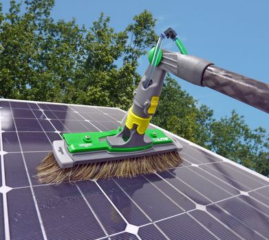 [Translate to UK:] Cleaning photovoltaic plants 