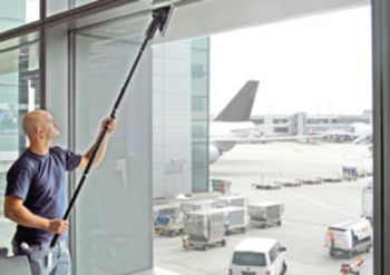 Nettoyage des vitres intérieures à l'aéroport de Francfort