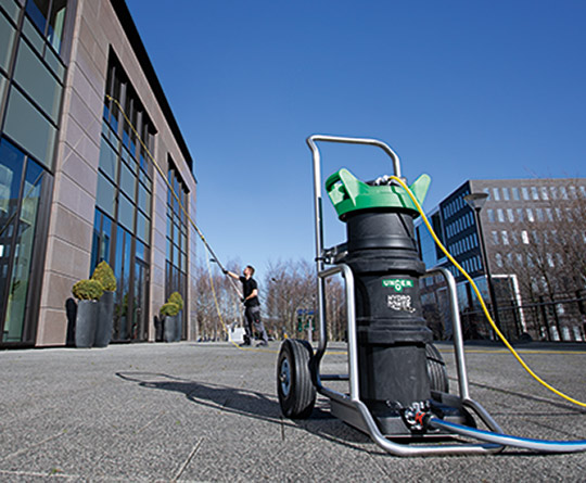 Applications Window Cleaning with Pure Water