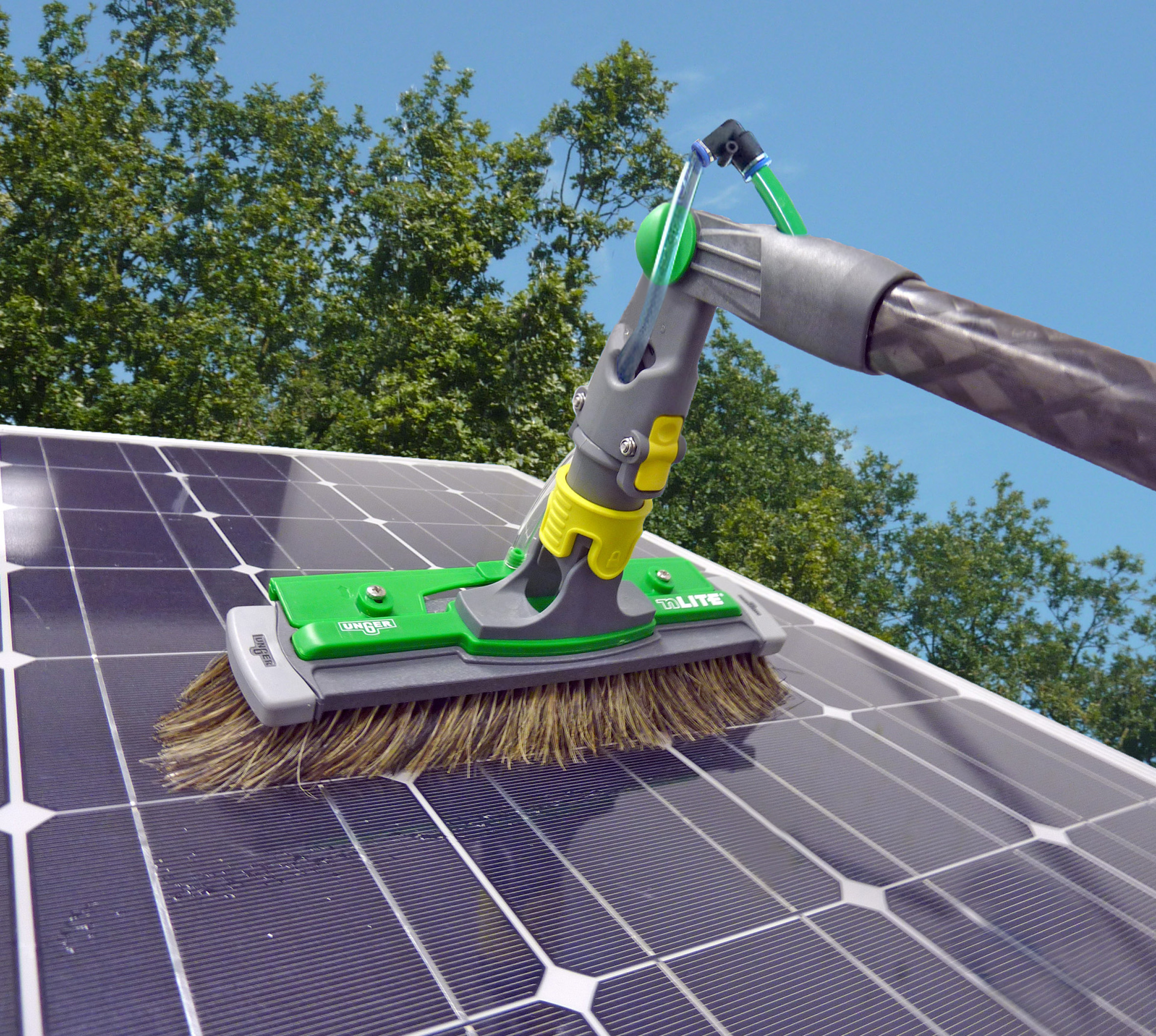 [Translate to UK:] Cleaning photovoltaic plants 